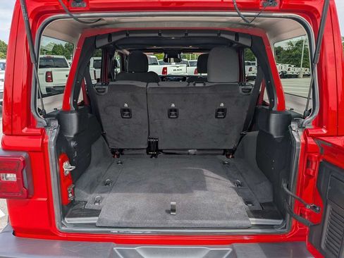 Used 2025 Jeep Wrangler Unlimited Sahara AWD/4WD image 12