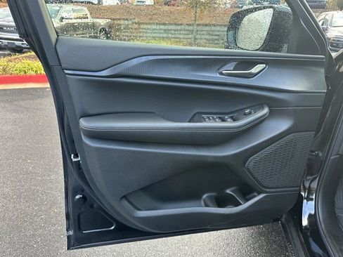 New 2025 Jeep Grand Cherokee Altitude image 10