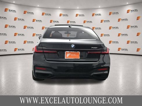 Used 2022 BMW 740i w/ M Sport Package RWD image 4