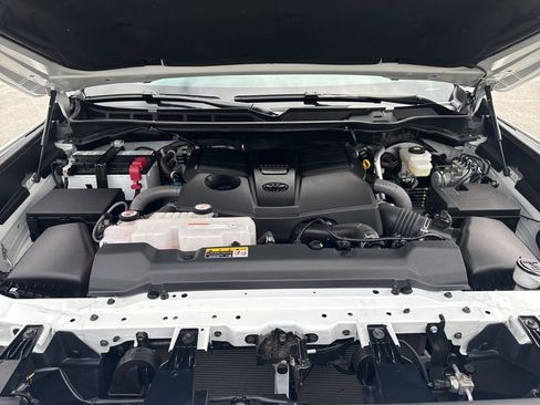 Used 2025 Toyota Tundra Limited AWD/4WD image 35