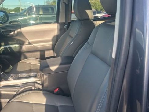 Used 2017 Toyota Tacoma SR5 w/ Tow Package image 6