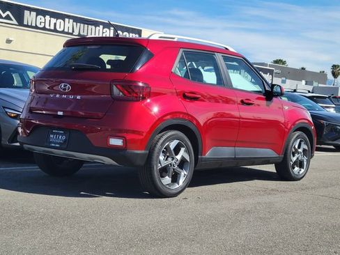 Used 2024 Hyundai Venue Limited image 2