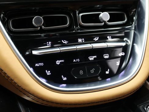 Used 2021 Aston Martin DBX AWD/4WD image 38