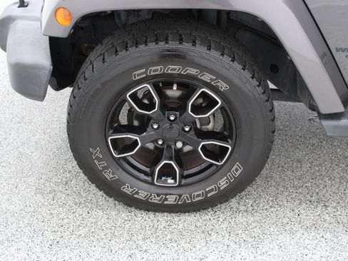 Used 2017 Jeep Wrangler Unlimited Sahara AWD/4WD image 11