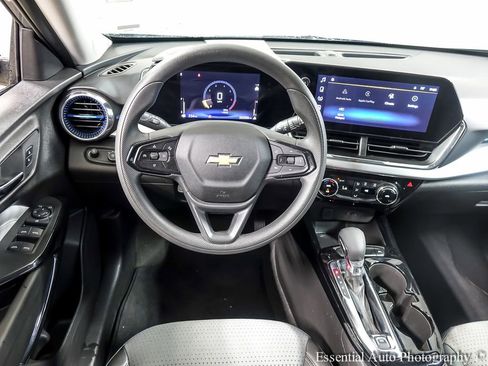 Used 2025 Chevrolet Trax LT FWD image 12