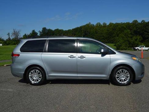 Used 2011 Toyota Sienna XLE w/ XLE Navigation Pkg FWD image 5