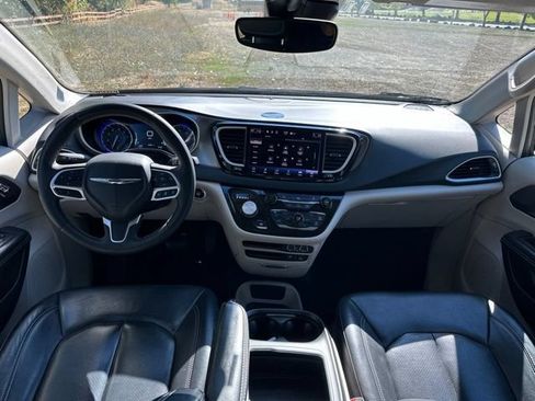 Used 2022 Chrysler Pacifica Touring-L FWD image 28