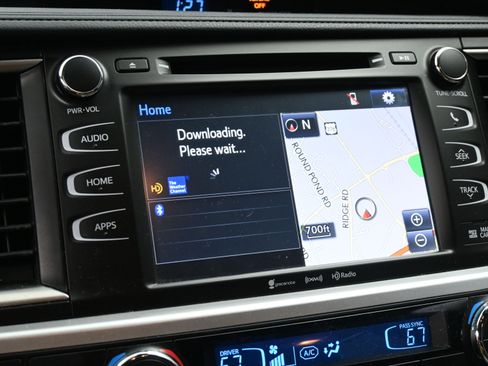 Used 2019 Toyota Highlander XLE image 12