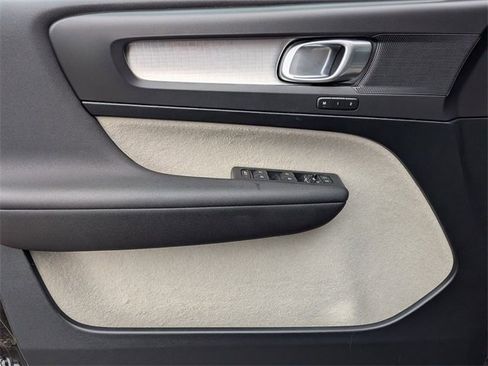 Used 2020 Volvo XC40 T4 Momentum image 23