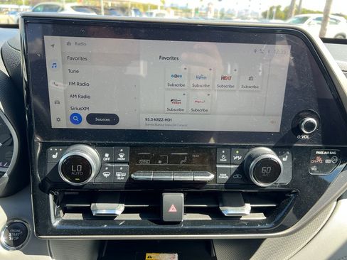 Used 2023 Toyota Highlander XLE image 24