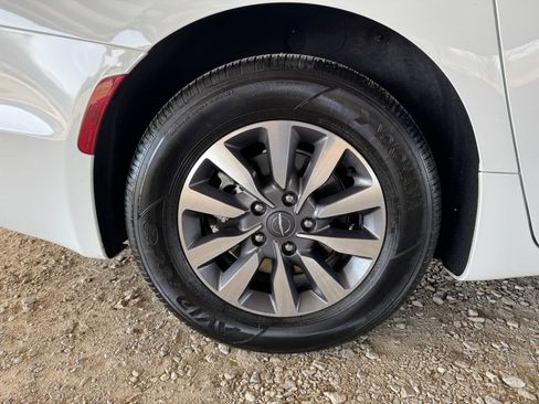 Used 2023 Chrysler Pacifica Touring-L image 45