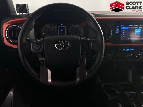 Used 2017 Toyota Tacoma TRD Off-Road w/ Premium & Technology Package AWD/4WD image 20