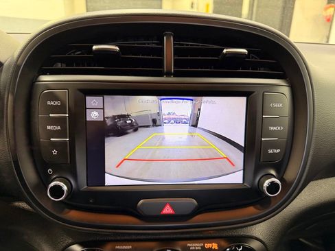 Used 2025 Kia Soul LX w/ LX Technology Package FWD image 17