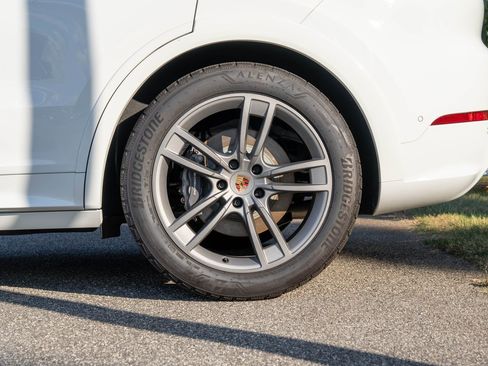 Certified 2025 Porsche Cayenne image 12