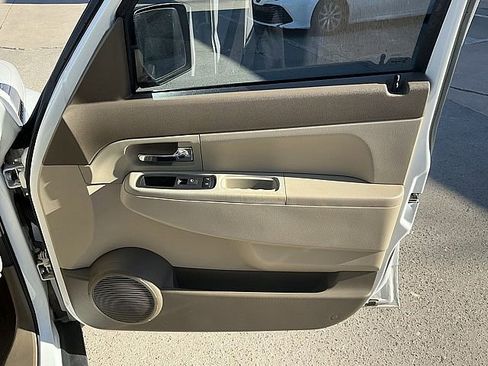 Used 2011 Jeep Liberty Sport image 10