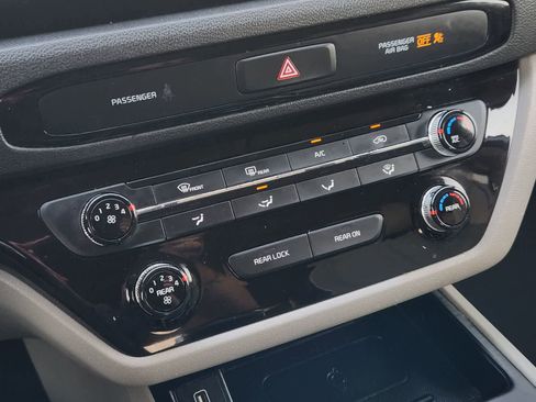 Used 2019 Kia Sedona EX FWD image 19