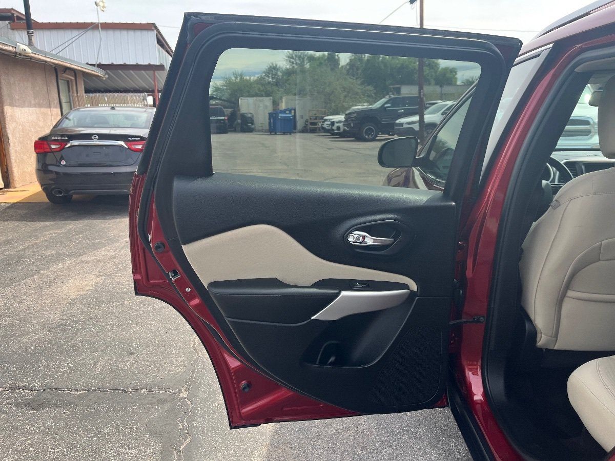 Used 2017 Jeep Cherokee Latitude w/ Comfort/Convenience Group FWD image 29
