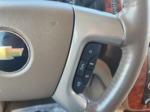 Used 2014 Chevrolet Suburban LTZ image 12