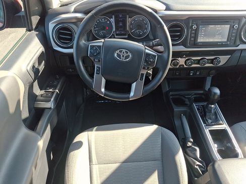 Used 2019 Toyota Tacoma SR5 AWD/4WD image 11