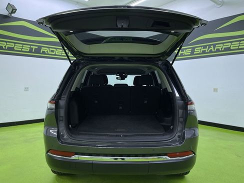 Used 2023 Jeep Grand Cherokee Laredo image 9