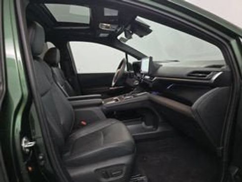 Used 2025 Toyota Sienna Platinum AWD/4WD image 7