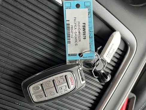 Used 2023 Chrysler Pacifica Touring-L image 30