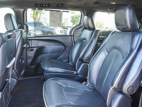 Used 2022 Chrysler Pacifica Limited w/ Uconnect Theater Family Group FWD image 20