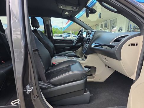 Used 2018 Dodge Grand Caravan SXT FWD image 29