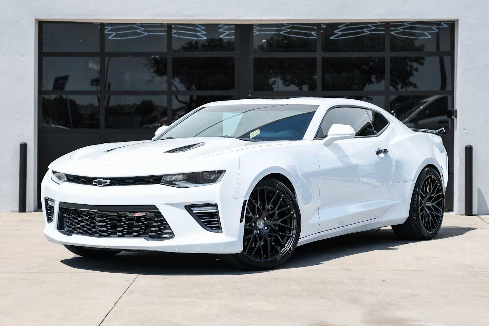 Used 2018 Chevrolet Camaro SS RWD image 1