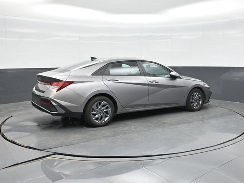 Used 2024 Hyundai Elantra SEL FWD image 7