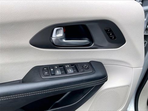 Used 2024 Chrysler Pacifica Touring-L image 36