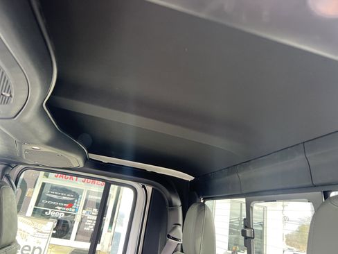 Used 2024 Jeep Gladiator Mojave image 30