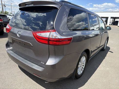 Used 2015 Toyota Sienna XLE Premium FWD image 5
