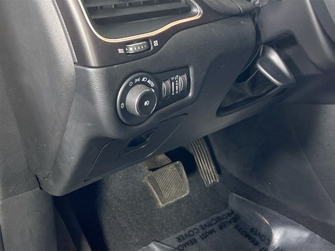 Used 2022 Jeep Cherokee Trailhawk AWD/4WD image 10