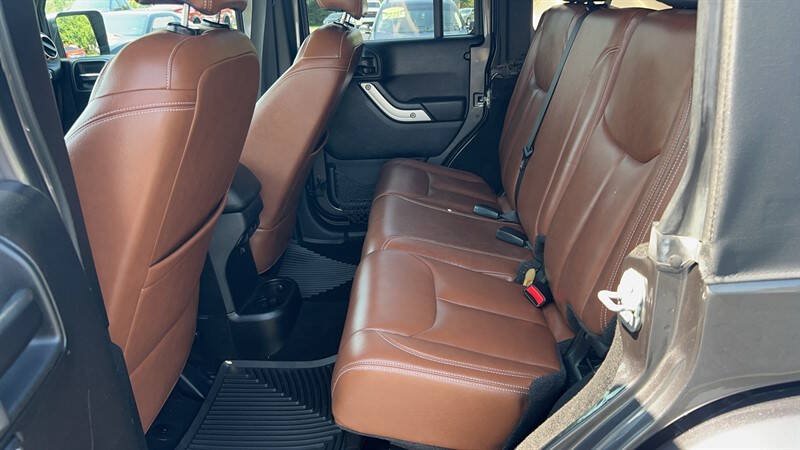 Used 2017 Jeep Wrangler Unlimited Sahara w/ Connectivity Group AWD/4WD image 16