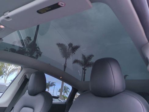 Used 2022 Tesla Model Y Long Range image 28