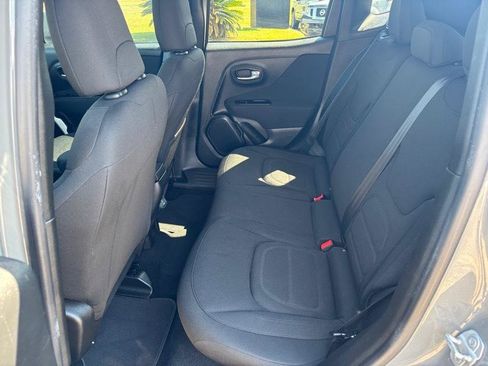 Used 2019 Jeep Renegade Latitude FWD image 14