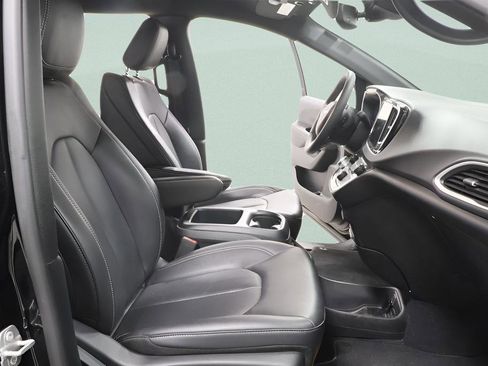 Used 2025 Chrysler Pacifica Select image 21