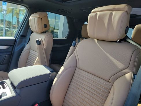 New 2026 Land Rover Discovery Limited Edition image 26