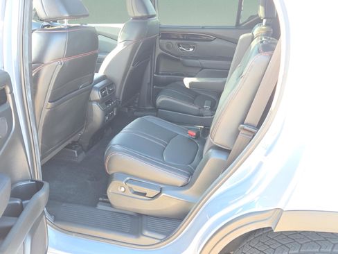 Used 2025 Honda Pilot TrailSport image 10