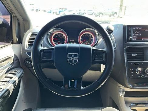 Used 2019 Dodge Grand Caravan SXT image 15