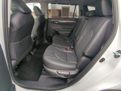 Used 2024 Toyota Highlander Limited image 16