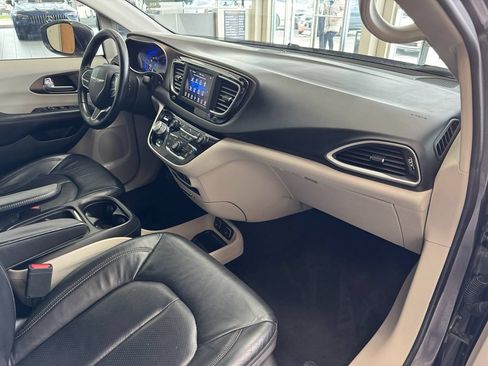 Used 2018 Chrysler Pacifica Touring-L FWD image 17