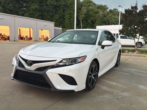 Used 2018 Toyota Camry SE FWD image 7