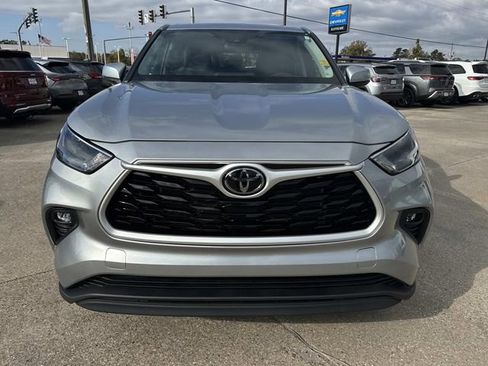 Used 2023 Toyota Highlander LE image 2
