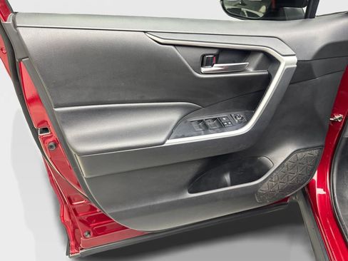 Used 2021 Toyota RAV4 XLE image 32