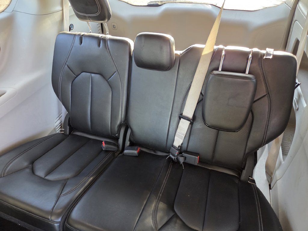 Used 2023 Chrysler Pacifica Touring-L FWD image 19