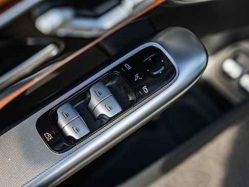 Used 2025 Mercedes-Benz GLC 350e 4MATIC image 38