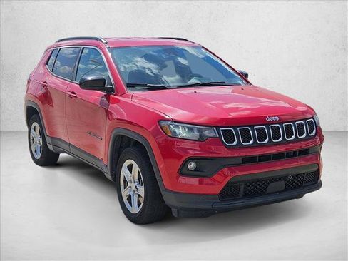 Used 2024 Jeep Compass Latitude AWD/4WD image 3
