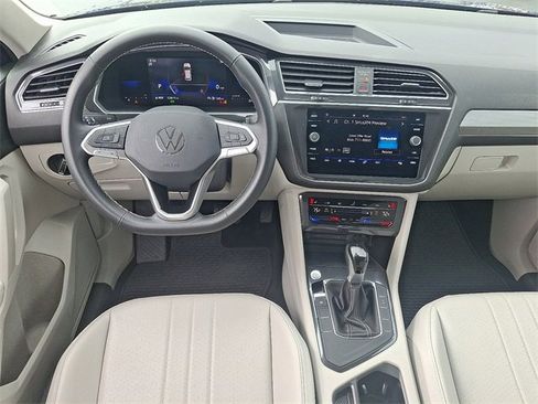 Used 2022 Volkswagen Tiguan SE image 11